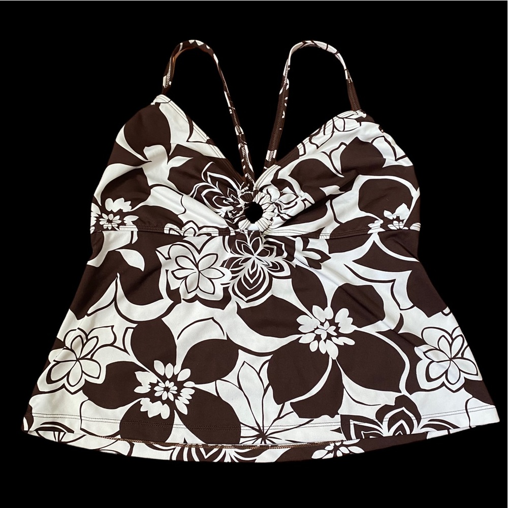 hawaiian print top in beautiful brown and white colorway!